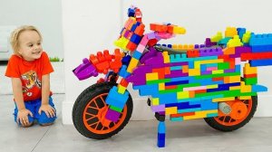 Крис катается на игрушечном спортбайке и играет с игрушками