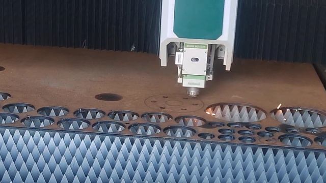 Лазерный станок по резки металла. В наличии в России, в Краснодаре по очень приемлемым ценам.
