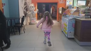 Настя играет в прятки с котиком из Кей-поп охотниц в семейном парке развлечений #детям