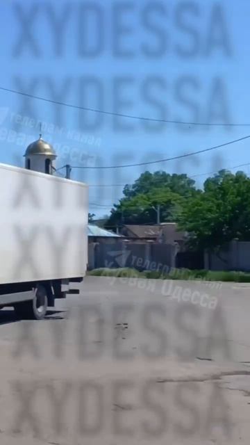 В Одессе на Заставе в военкоматовском бусе люди выбили стекло и выпустили задержанных.