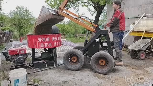 Мини погрузчик в работе.