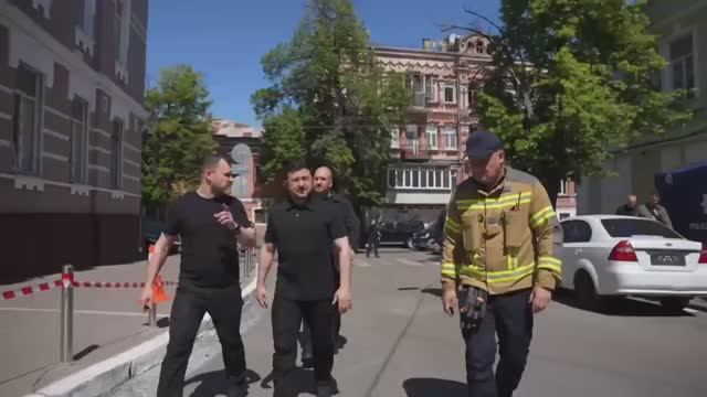 Зеленский вылез из бункера, и пошел смотреть