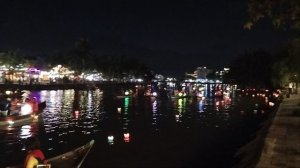 Туристы катаются на лодках!