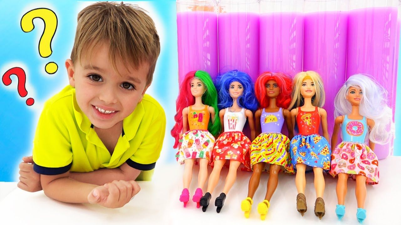 Влад и Никита играют с куклами Barbie Color Reveal.