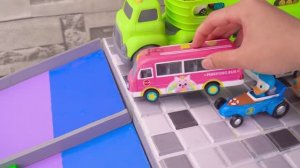 Disney Pixar ☆ Множество машинок Tomica катятся вниз по склону и падают в воду! Видео детям