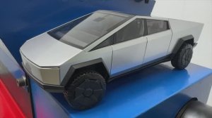 Модель автомобиля Tesla CYBERTRUCK против ИЗМЕЛЬЧИТЕЛЯ!