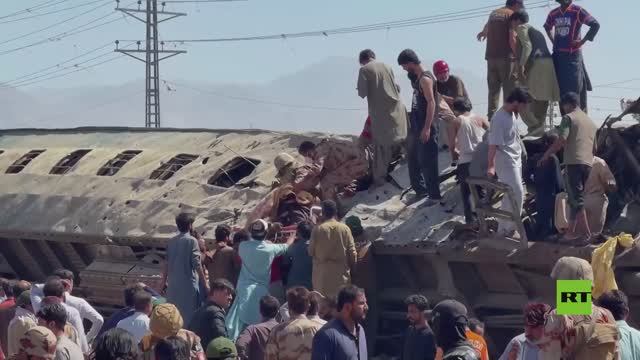 انقلاب عربات ومقتل وإصابة العشرات.. لقطات مصورة من موقع التفجير الإرهابي لقطار في باكستان смотреть онлайн