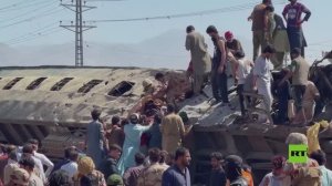 انقلاب عربات ومقتل وإصابة العشرات.. لقطات مصورة من موقع التفجير الإرهابي لقطار في باكستان