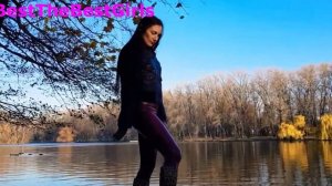 Симпатичная девушка в красных леггинсах и сапогах на высоком каблуке