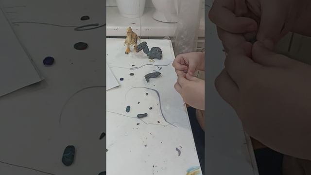 Тираннозавр из кусочков пластилина