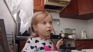 Есения лепит из воздушного пластилина