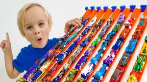 236. Крис и Ники играют с игрушечными машинками Hot Wheels Racer Verse