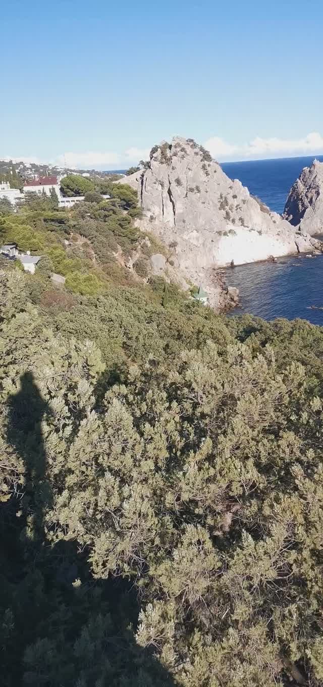 Вид с горы-дороги на скалы и море в п. Симеиз, Крым, сентябрь.