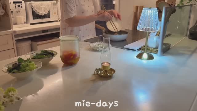 mie- days Что ты делаешь с 4 утра до вечера День домохозяйки 50+ с 3 котами.