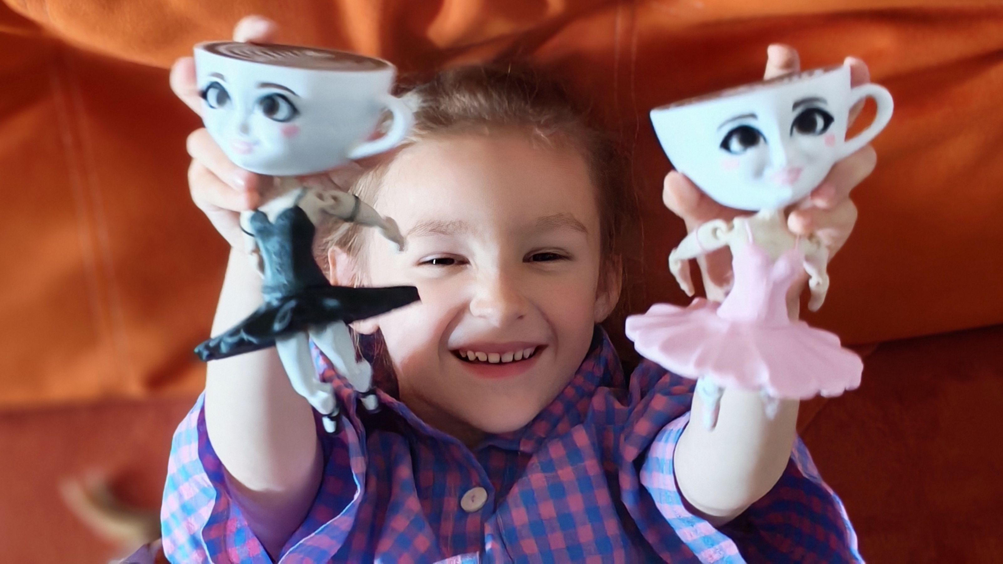 Ангелина разбирает и играет в игрушки