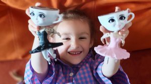 Ангелина разбирает и играет в игрушки