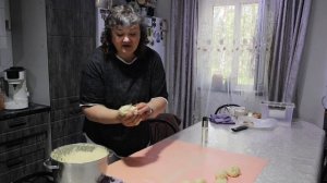 мама и 13 детей - с 5 утра пеку булочки - дети все вокруг меня