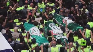 لبنان.. تشييع جثامين مسعفين قتلوا في غارة جوية إسرائيلية بمدينة صور