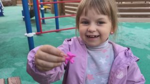 Ева распаковывает заек-липучек