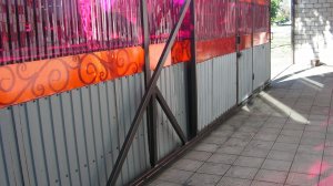 Установка самодельной балки на откатные ворота.