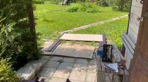 Пора подвязывать томаты. Таскаем мебель туда-сюда. Пилим кровать.