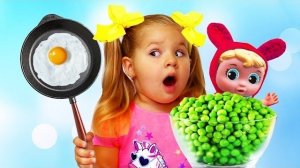 Диана готовит завтрак на детской кухне🍳