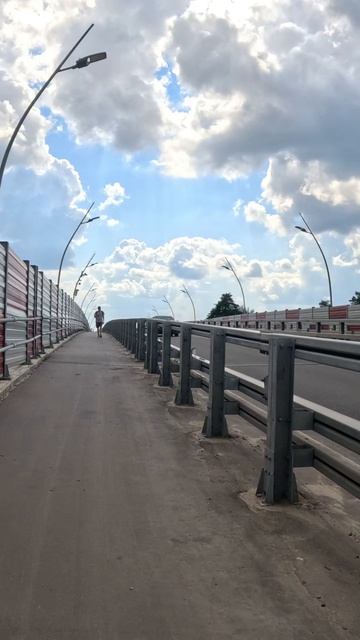Пешеход чуть не врезался в велосипед смотреть онлайн
