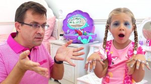 Диана учится играть с новыми игрушками