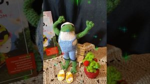 мой первый лягушонок Хьюго! дачник! впереди целая вязальная история Хьюго и его подружки