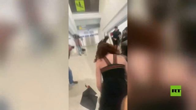 اندلاع مشاجرة وتدخل الأمن الإسباني في مطار بلباو بعد عودة ناشطي "أسطول الصمود" смотреть онлайн