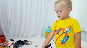 Маленький Крис притворяется, что играет с игрушками - лучшие видео с младшим братом