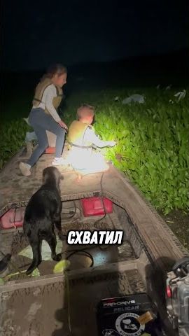 МАЛЬЧИК НАШЁЛ В ВОДЕ ЧТО-ТО ИНТЕРЕСНОЕ