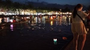 Все опускают корзиночки со свечами в реку!