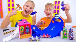 361. Влад и Ники играют с мини скейтами и игровыми наборами Hot Wheels