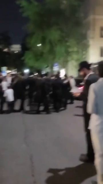 Раввин Лазар вместе с многочисленными прихожанами на обряде освящения луны («Кидуш левана»)