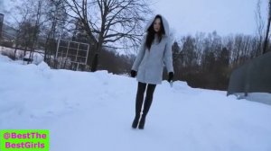 Красавица прогуливается по зимней дороге в сапогах на 15-сантиметровой шпильке
