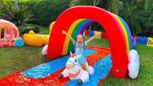 Ребята прыгают в бассейн с игрушками🌈