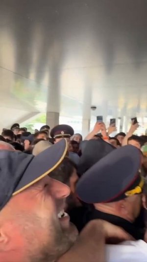 ⚡Ислам Махачев пытается прорваться на матчевую встречу Дагестан - Осетия в Каспийске