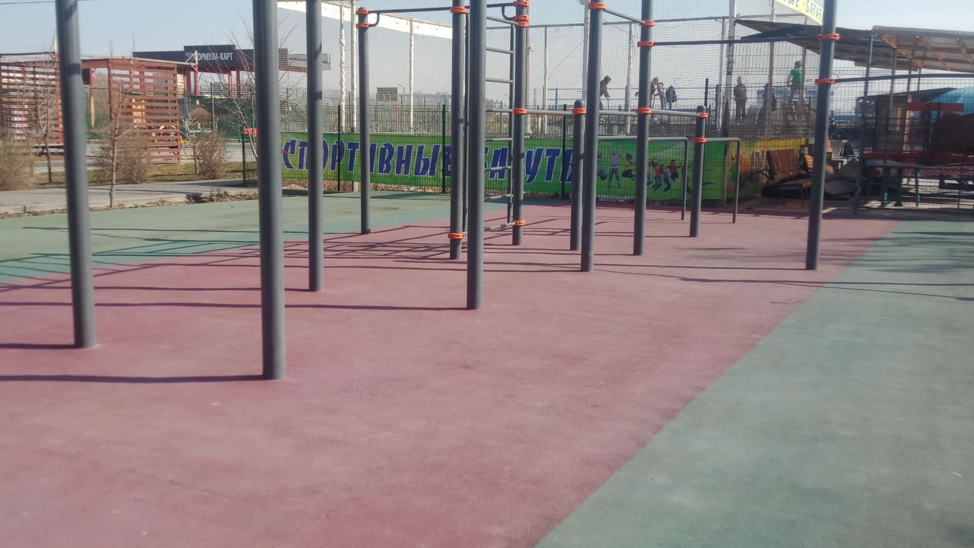 тренировка на спорт площадке медленном темпе
