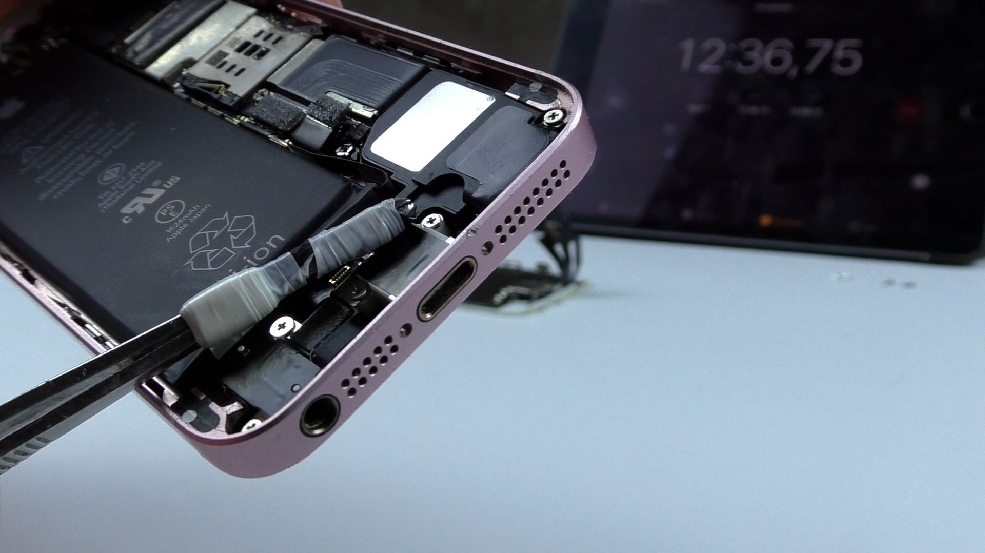 как ЗАМЕНИТЬ АККУМУЛЯТОР на iPhone SE? / ИНСТРУКЦИЯ