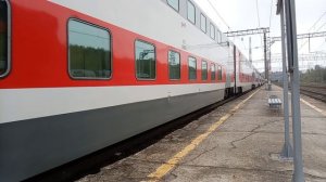 Двухэтажный поезд отправляется со станции