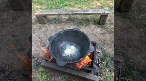 Приготовление шурпы на огне в казане