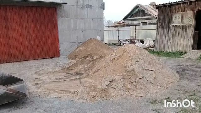 Мини погрузчик в работе.