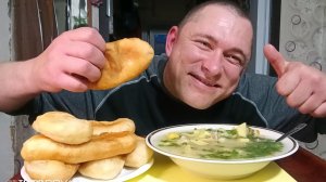 мукбанг/Суп с лапшой и пирожки с капустой/микрофон сломался КАПЕЦ