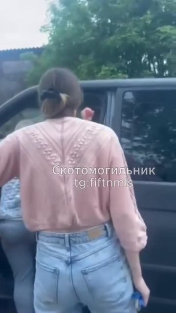 Женщина разбила окно бусика и мужчина выпрыгнул на волю (полная версия версия).