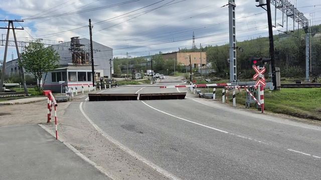 ЭД9М Кандалакша-Мурманск проезжает через переезд смотреть онлайн