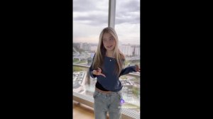 Юная девушка и новый клип.