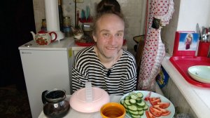 Обед с Цецилией. Доброе слово и кошке приятно. Мукбанг. Обжор. Еда на камеру. Диета. Шизофрения.
