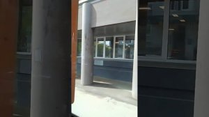 Едем по центру города на автобусе