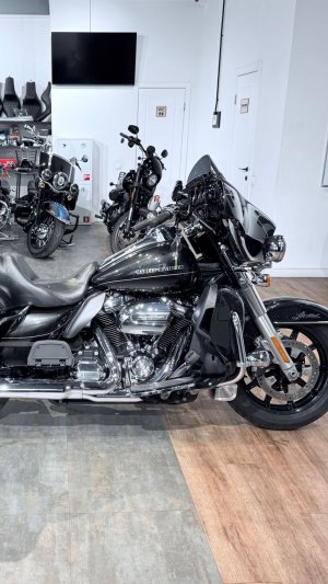 2017 HD Electra Glide 107 Ultra Limited Black Tempest 60K (VIN *5HD*8833)